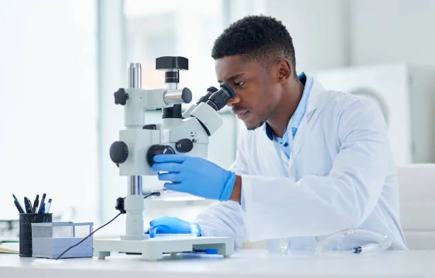 Un technicien de laboratoire du réseau réalise une analyse médicale
