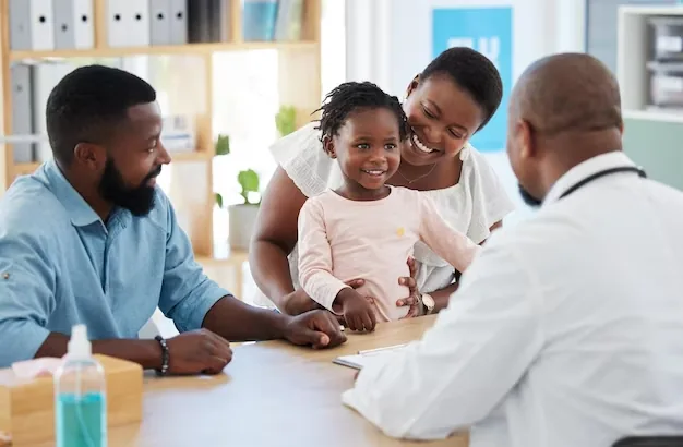 Une famille reçue en consultation dans un centre de soins partenaire